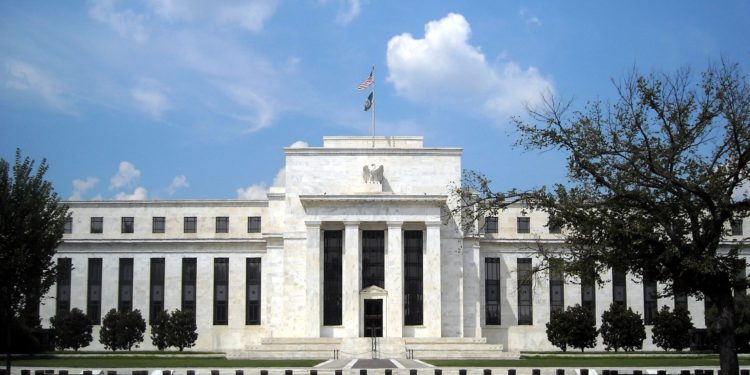 美股续跌、比特币涨回2万美元！Fed将